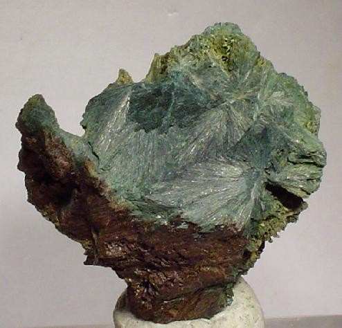 Gormanite specimen - rock identification