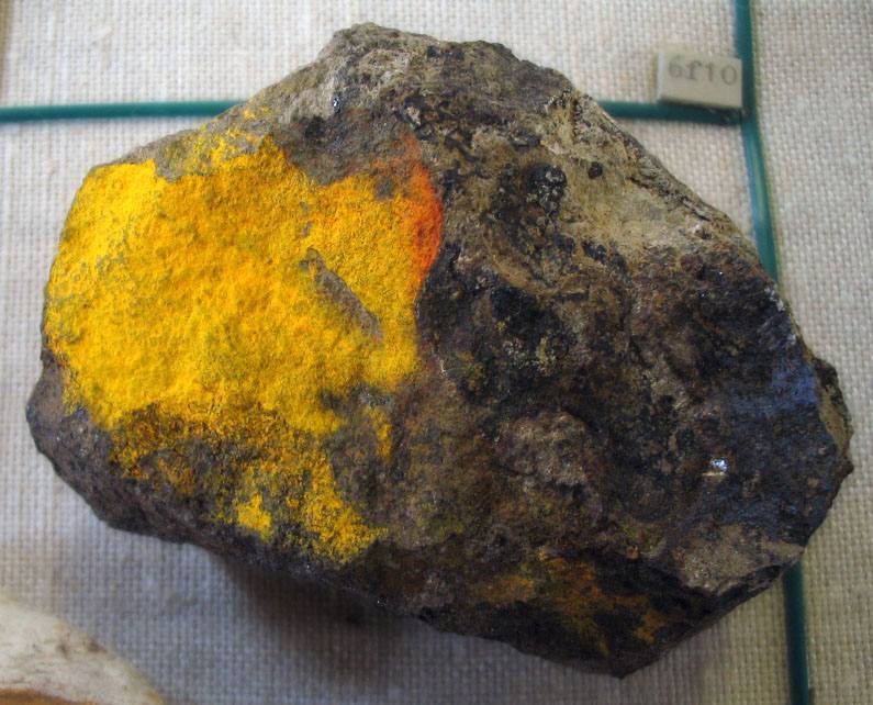 Hawleyite specimen - rock identification