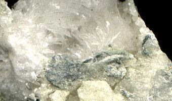 Strontianite specimen - rock identification